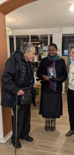 Avec la pasteure du Foyer de Grenelle, Grace Gatibaru 