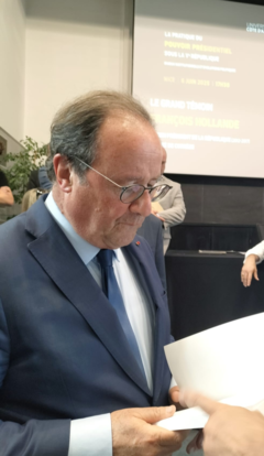 Rencontre avec François Hollande et remise de ma biographie 
